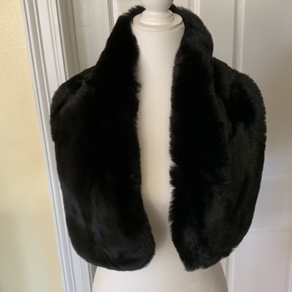 Brand new!  Beautiful faux fur scarf - Picture 2 of 4